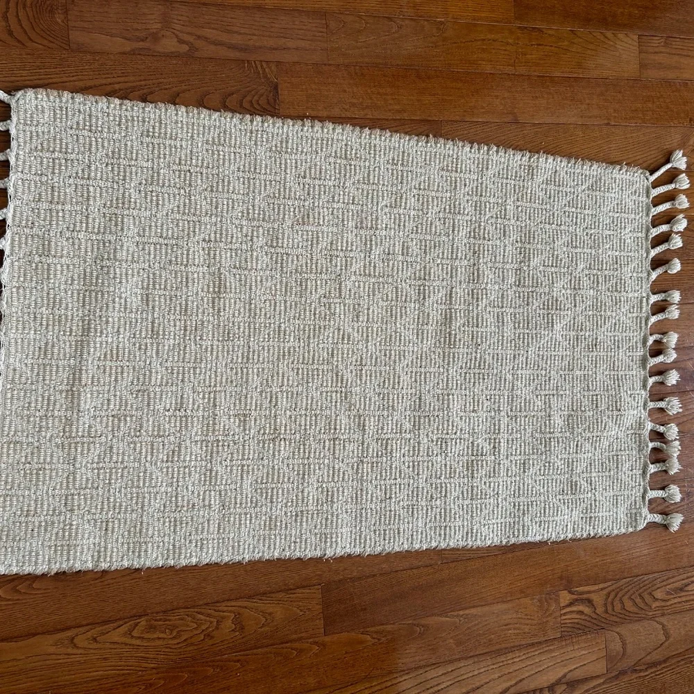 *LAST CHANCE Clearance Sale * Rug with braided tassels